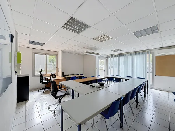 A louer local commercial 133 m² agréable et équipé