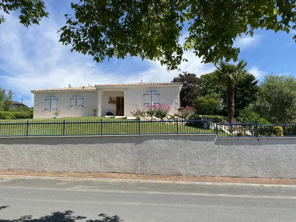 Maison familiale avec vue dominante et jardin paysager