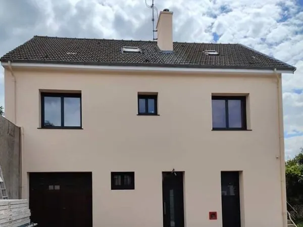 Maison individuelle de 110 m², terrain de 900 m² et rénovation énergétique - Centre de Toulon-sur-Ar