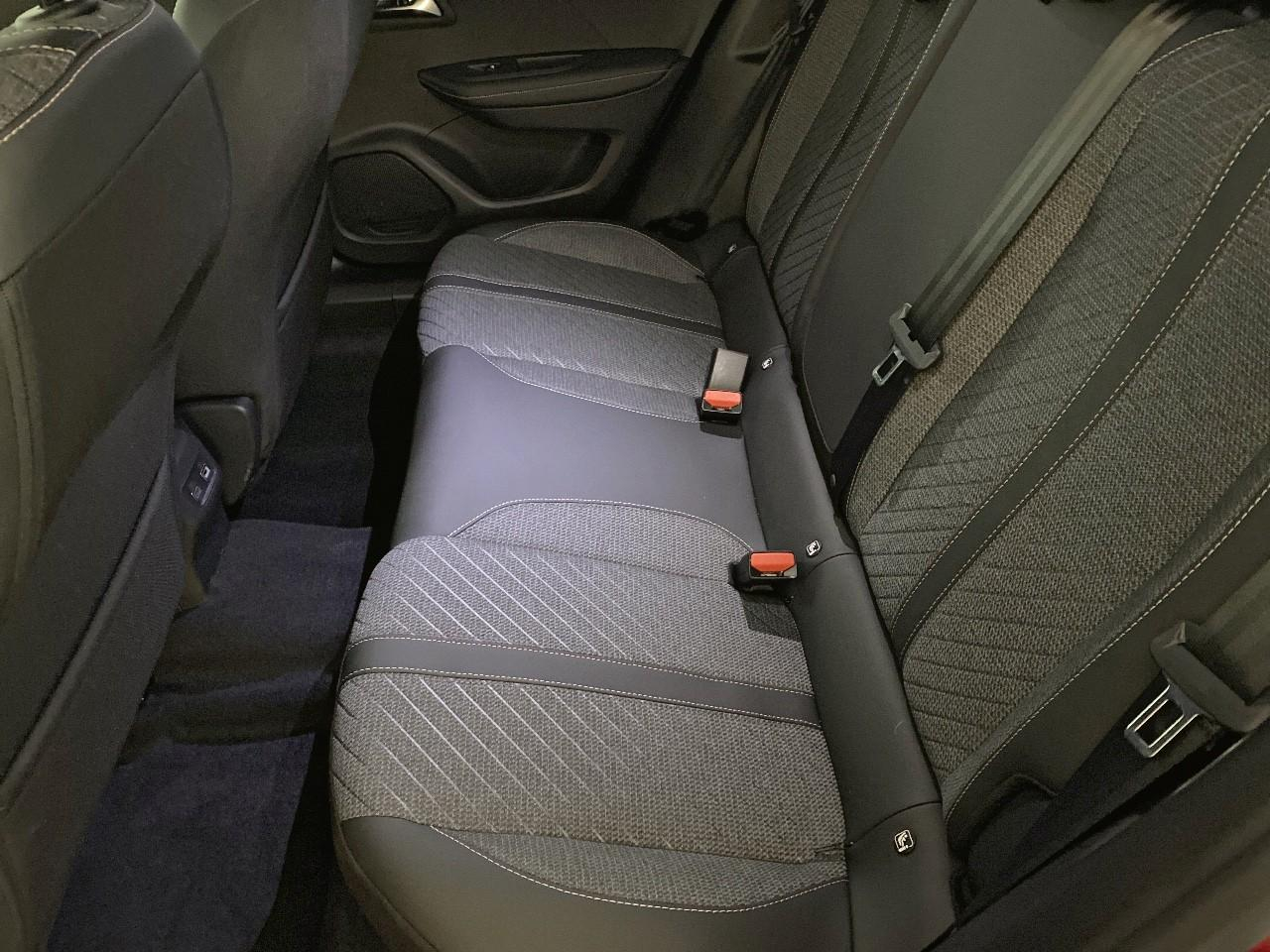 Peugeot 2008 hybrid 145 ch e-dcs6 allure — photo 10