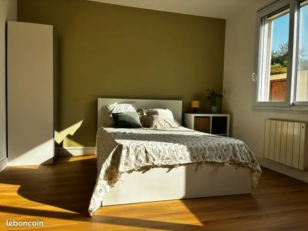 Chambre meublée