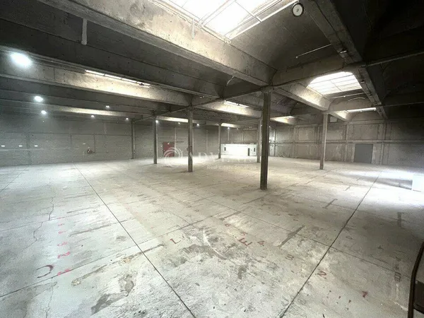 Entrepôt 2069 m²
