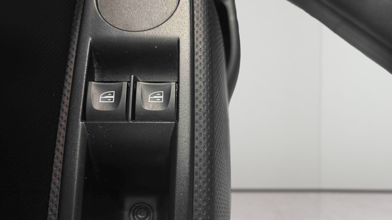Renault Twingo III E-Tech — photo 23