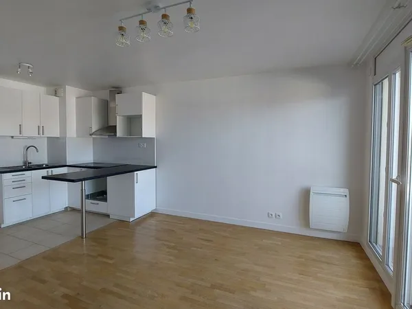 2 pièces 45m2 + 3m2 balcon + cave + parking dans résidence arborée récente