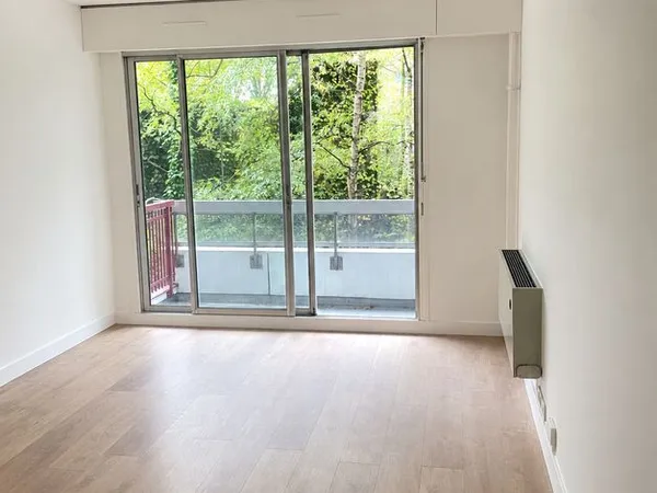 Paris 15e - T1 refait 32,52 m² avec balcon Est-Sud - Parking en option