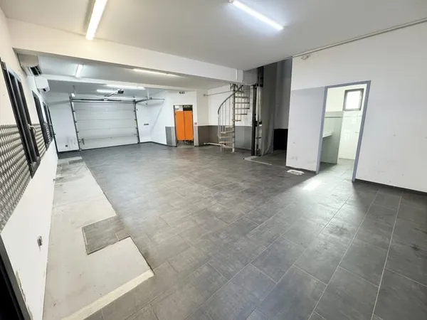 Grand local ,garage, parking, maison, appartements, piscine