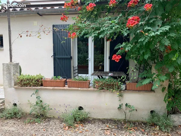 Location studio charges comprises,wifi,climatisation réversible,machine à laver,place de parking,ter