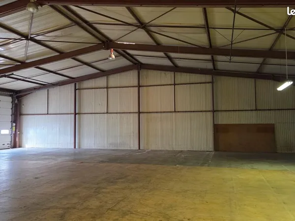 A louer hangar de 1100m²