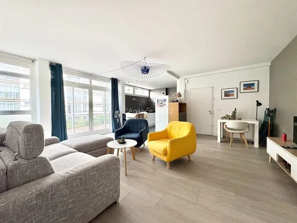 VILLAGE SAINT CHARLES / BEL APPARTEMENT DE 2 PIECES / TRES LUMINEUX / PARFAIT ETAT / CAVE / VUE DEGA