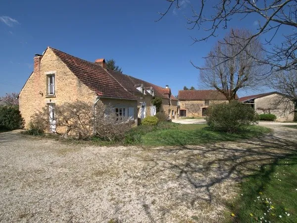 SAINT GENIES (24), vente propriété 277 m2 sur 4 ha, gîtes en activité