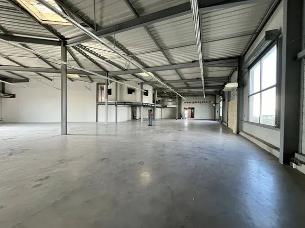 Local d'activité 772 m²