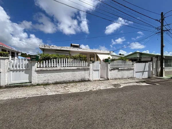 Maison fonctionnelle en vente à GOYAVE