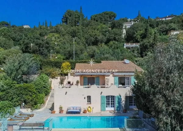 VUE MER SUR LE GOLFE DE SAINT TROPEZ PROVENCALE DE CHARME RENOVEE AVEC PISCINE GARAGE ET SOUS SOL AU