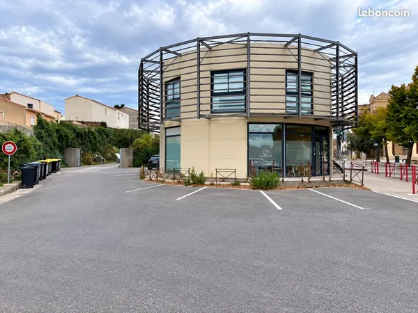 À vendre - Place de parking privative en plein centre de Poussan