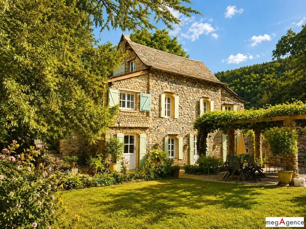Propriété de caractère à Florac - Magnanerie du XIX? siècle, parc arboré, piscine et dépendances