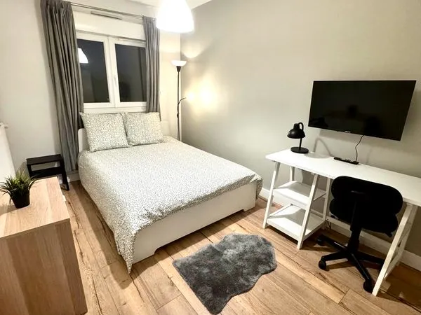 Colocation rénovée 85 m² - Chambres avec Smart TV - Gare à 3 min - Balcon, fibre, ménage inclus 550 