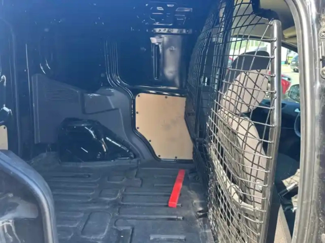 Ford Transit Courier fourgonnette 1.0e 100ch stop&amp;start trend — photo 9