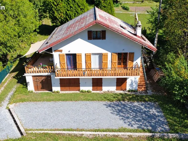 Maison rénovée de 103 m² avec grand terrain 4119m² Saint Etienne de Tinée