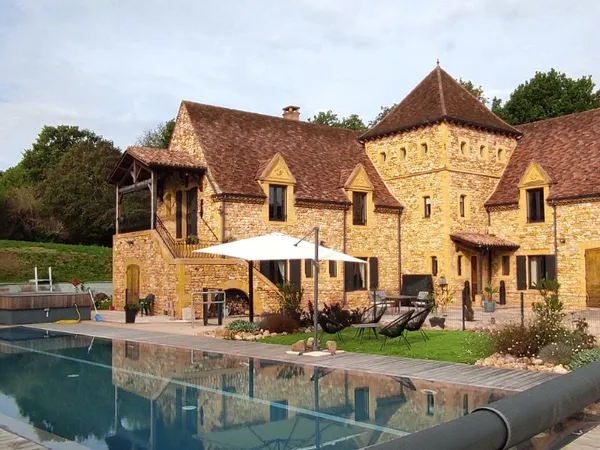 MAGNIFIQUE ET EXCEPTIONNELLE DEMEURE EN PIERRE AVEC VUE, 450 MÂ²