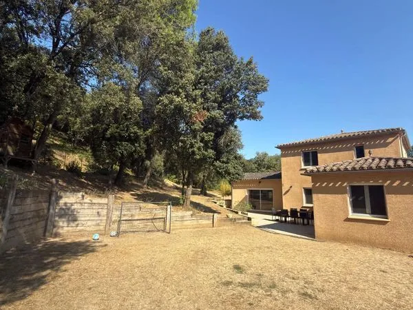 Maison familiale de 135m2 avec pisicne à Montlegun secteur lac de la cavayère