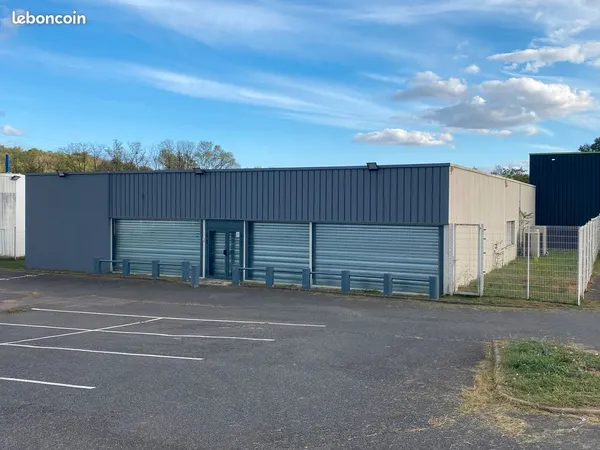 Local commercial 700 m 2 environ