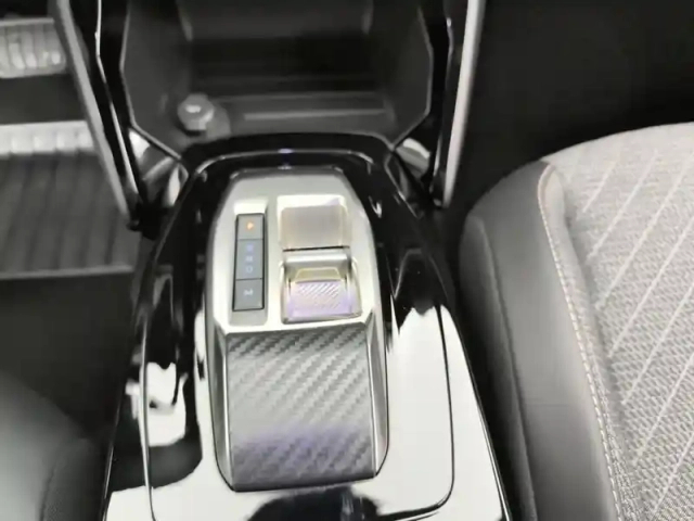 Peugeot 2008 puretech 130 s&amp;s eat8 allure — photo 24