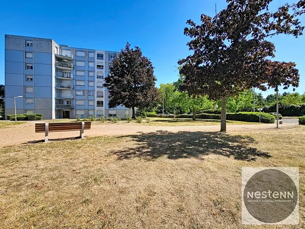 Dernier étage avec ascenseur - T4 lumineux de 82,93 m² avec vue dégagée et 2 stationnements