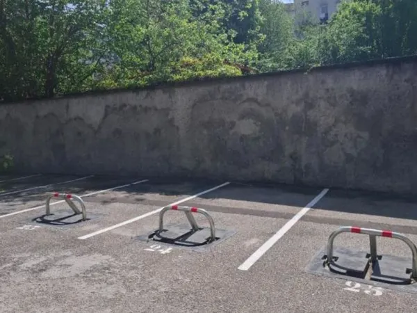 PLACE DE PARKING EXTERIEURE SECURISEE