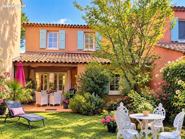 Belle maison sécurisée avec piscine, 3 chambres- salles de bains, grandes terrasses, jardin, balcon-