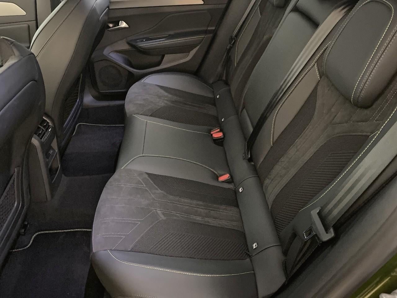 Peugeot 408 hybrid 145 e-dcs6 gt — photo 10