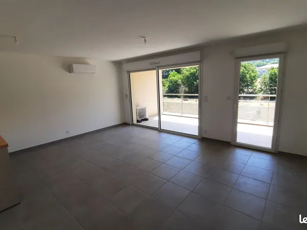 ROBION, appt T3 neuf de 64 m2, climatisation, terrasse couverte, 2 parkings