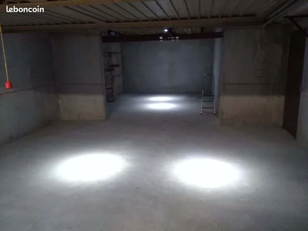 Le Pradet Centre Ville - Location grand garage de 36m2 - 3 véhicules