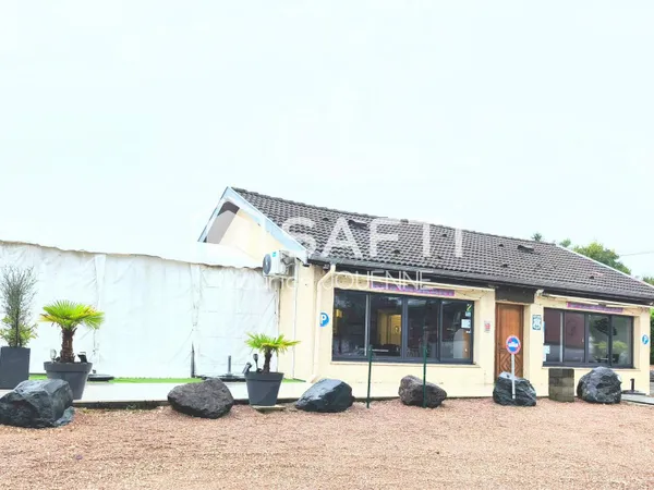 Restaurant-bar clé en main, terrasse et parking, activité florissante en plein centre-ville.