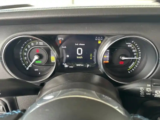 Jeep Wrangler plug-in hybrid rubicon 4xe — photo 13