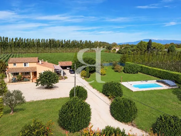 Maison de campagne au Thor avec piscine et dépendances