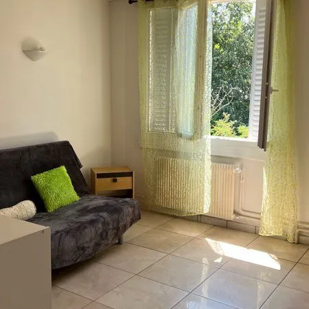 Appartement meublé de type studio + cellier + cave + emplacement de stationnement