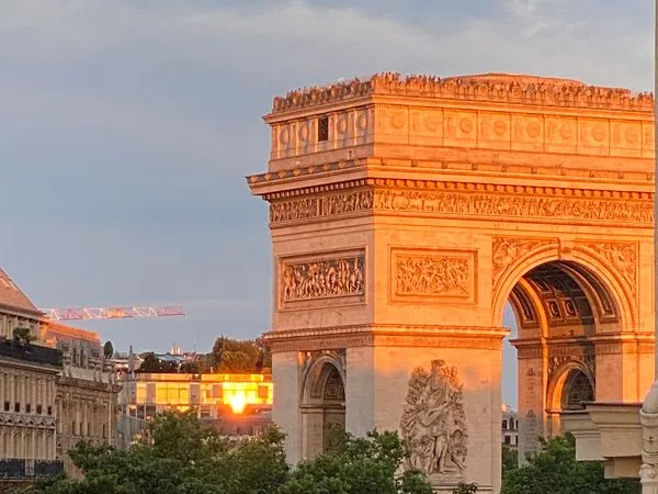Studio meublé 14 m², vue Arc de Triomphe, Étoile