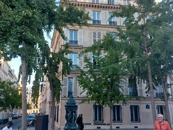 PARIS 8e - CHAMBRE DE SERVICE - RÉNOVÉE - VUE DÉGAGÉE - PROCHE SAINT-LAZARE