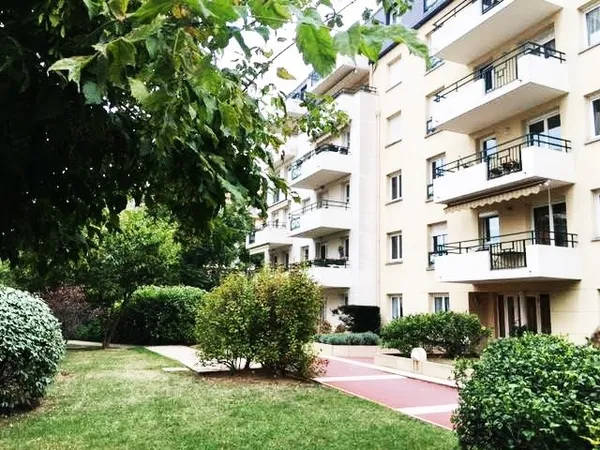 Beau studio meublé au calme avec balcon sur jardins !!