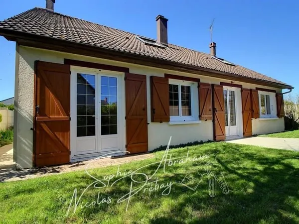 Maison de 7 pièces, 5 chambres, garage et jardin. Proche des écoles et des commerces !