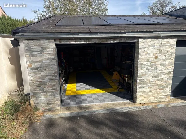 Garage et 2 emplacements de parking à louer dans jardin clos