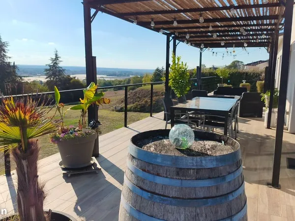 Maison avec vue exceptionnelle sur les coteaux - piscine - terrain 2 520 m² - 445 000