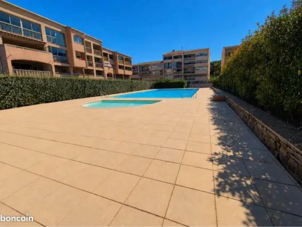 T2 sainte maxime(83) avec piscine