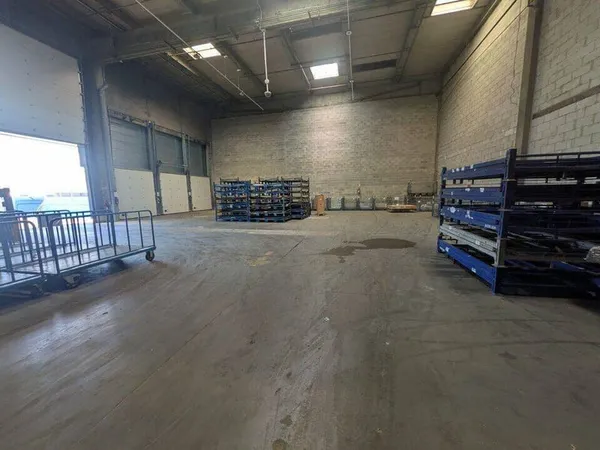 Entrepôt 2200 m²
