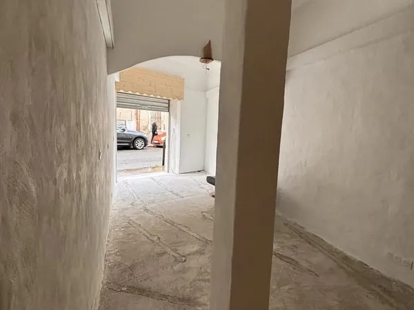 Nîmes - Rue Vincent Faïta - Local avec accès direct sur rue