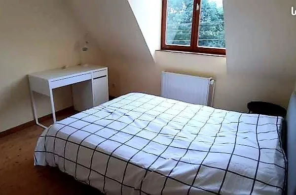Chambre dans une maison équipée