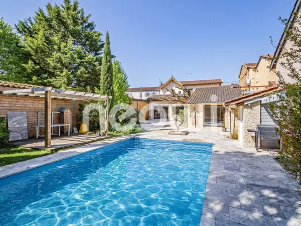 Maison de caractère rénovée avec jardin, piscine et garage