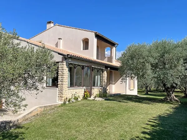 Superbe villa provençale avec piscine et garage sur grand terrain clos.