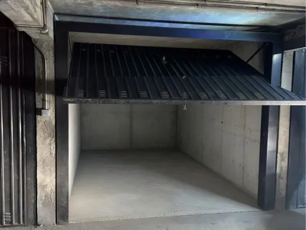 Box fermé sécurisé - 14 m² - Maurepas - Sous-sol avec portail électrique