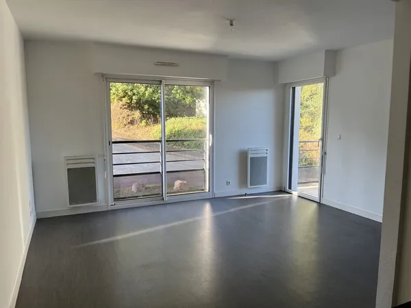 À LOUER...AVEC DOUBLE BALCON ET GARAGE